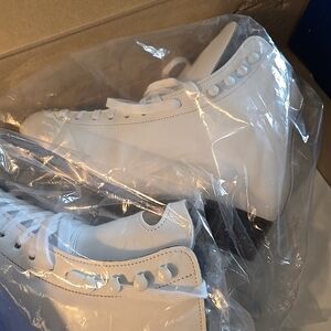 White High-Top Ice Skates 4.5 Girls/Womens New In Box Model 121